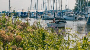 A marina with several boats docked, surrounded by lush greenery. - Well-kept Chalet not far From the Biesbosch (Dordrecht)