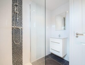 House | Bathroom - Comfortable Chalet Located in the Polder, Near Alkmaar (West-Graftdijk)