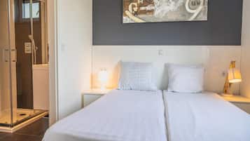 5 bedrooms, individually furnished, bed sheets