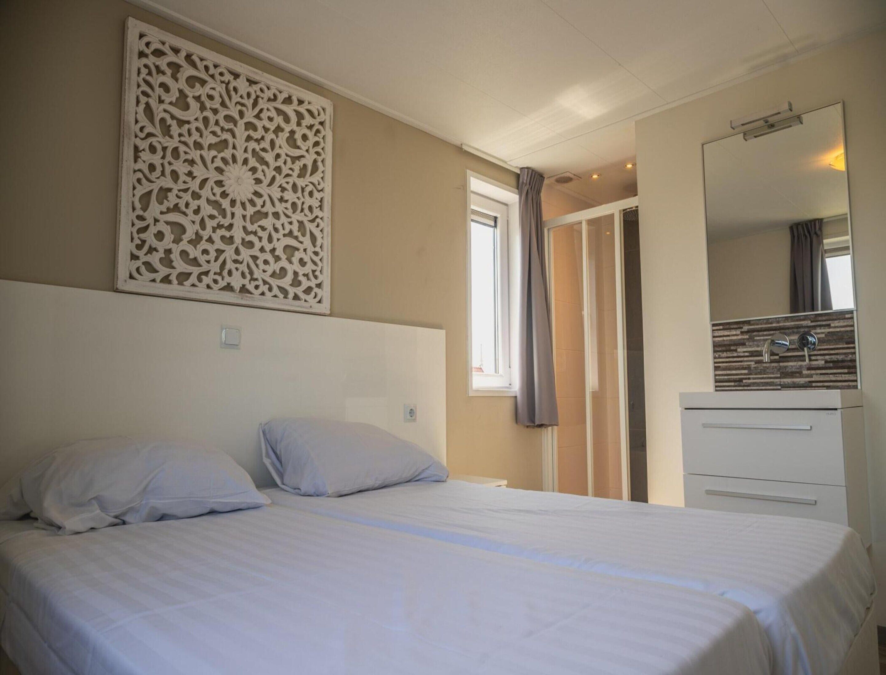 Nhà | 5 phòng ngủ, trang bị nội thất với thiết kế riêng biệt, bộ trải giường 