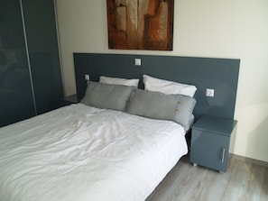 2 bedrooms, individually furnished, bed sheets - Modern Chalet With Combi-microwave (Brunssum)