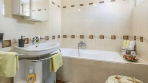 Unclassified image, 4 of 24, button - Spacious 2 Bedroom Apartment with Shared Pool near Rovinj (Rovinj)