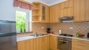 Coffee/tea maker, fridge, microwave, oven - Apartment With Private Pool in a Quiet Area for 6-8 People (Sveti Lovrec)