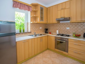Fridge, microwave, oven, stovetop - Apartment With Private Pool in a Quiet Area for 6-8 People (Sveti Lovrec)