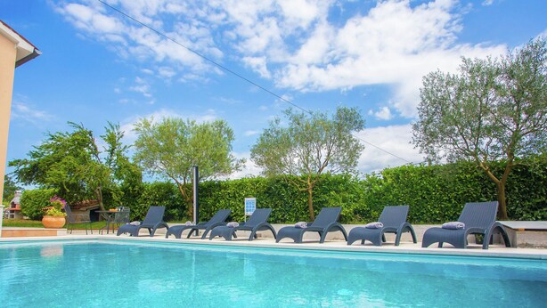 Outdoor pool - Apartment With Private Pool in a Quiet Area for 6-8 People (Sveti Lovrec)