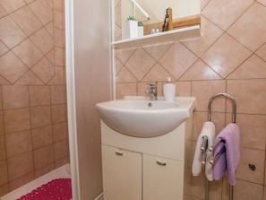 Shower, hair dryer, towels - Apartment With Private Pool in a Quiet Area for 6-8 People (Sveti Lovrec)