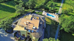 Un grand bâtiment d’un seul étage, doté d’un toit en tuiles, d’une piscine et d’un jardin bien entretenu.