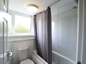 Bathtub, towels
