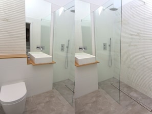 Shower, towels - Elegant Holiday Home in Johnstone near The Big Adventure (Johnstone)