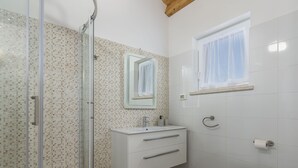 Shower, hair dryer, towels - Luxury, Modernly Furnished Villa With Private Pool Near Rovinj (Kanfanar)