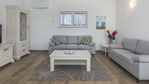 Living room - Luxury, Modernly Furnished Villa With Private Pool Near Rovinj (Kanfanar)