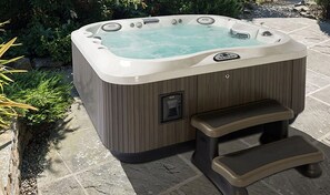 House | Spa treatment - Waterfront Holiday Home in Heeg with Hot Tub (Heeg)