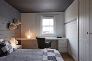 House | 5 bedrooms, individually furnished - Waterfront Holiday Home in Heeg with Hot Tub (Heeg)