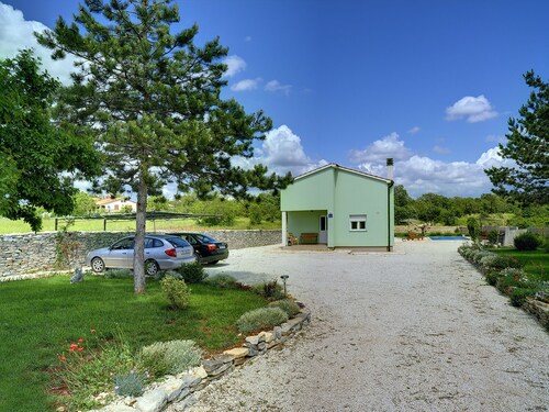 Modern Holiday Home With Pool in Cabrunici