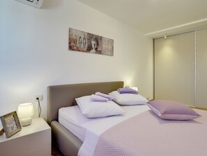 Villa - Villa in Pula With sea Beach (Pula)