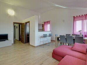 Villa | Private kitchen | Stovetop, cookware/dishes/utensils