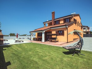 Villa | Exterior - Villa in Pula With sea Beach (Pula)