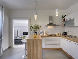 House | Private kitchen - Holiday Home in Medulin With Private Pool (Medulin)