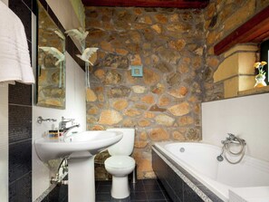 Combined shower/tub, towels - Villa Kimothoe With Private Large Pool & Sea Views Near Famous Elafonissi Beach (Kissamos)
