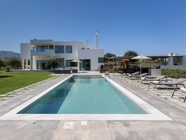 Villa | Piscina | Una piscina cubierta, una piscina al aire libre