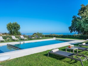 Villa | Piscina | Una piscina cubierta, una piscina al aire libre