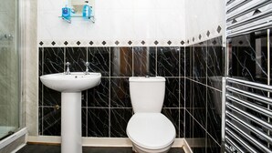 Shower, towels - Inviting Cottage in Helensburgh near Center (Helensburgh)