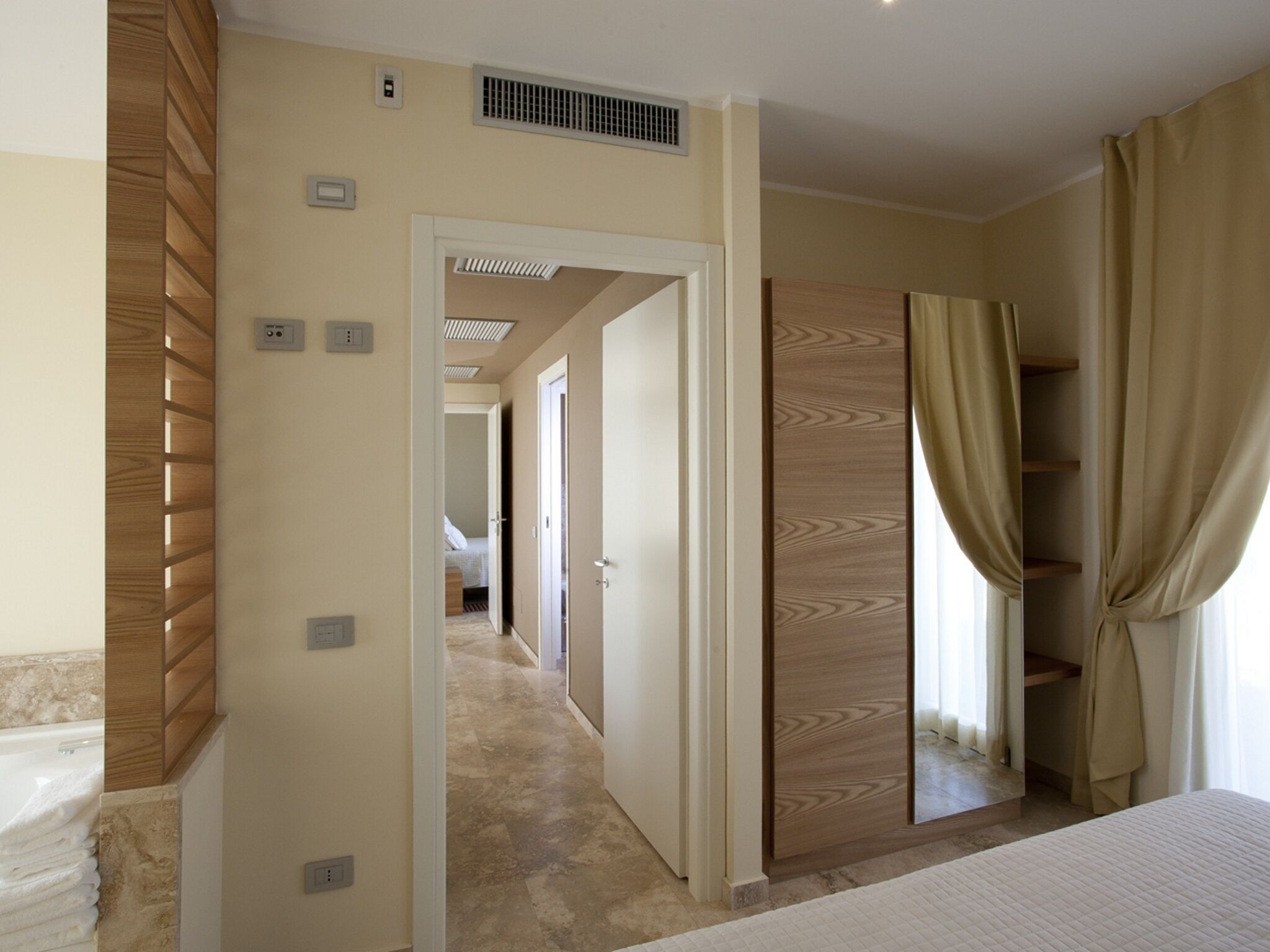 2 camere, culle/letti per bambini, con arredamento individuale, lenzuola