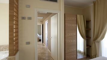 2 camere, culle/letti per bambini, con arredamento individuale, lenzuola