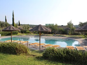 Outdoor pool - Modern Apartment With a Whirlpool Near the Tuscan Coast (Cecina)