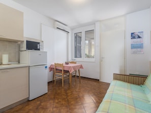 Fridge, microwave, oven, coffee/tea maker