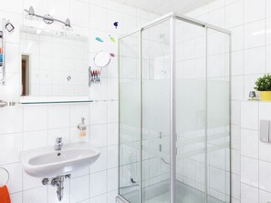 Apartment | Bathroom - Attractive Apartment in Bettenfeld With Garden (Bettenfeld)
