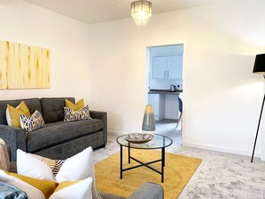 Living room - Pleasant Apartment in Glasgow near Seven Lochs Park (Glasgow)