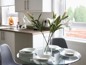 Dining - Pleasant Apartment in Glasgow near Seven Lochs Park (Glasgow)