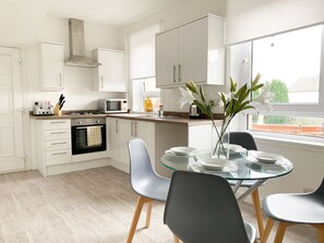 Fridge, microwave, oven, electric kettle - Pleasant Apartment in Glasgow near Seven Lochs Park (Glasgow)