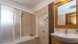 Unclassified image, 5 of 39, button - Villa for up to 8 Persons, With Private Garden and Pool (Tinjan)