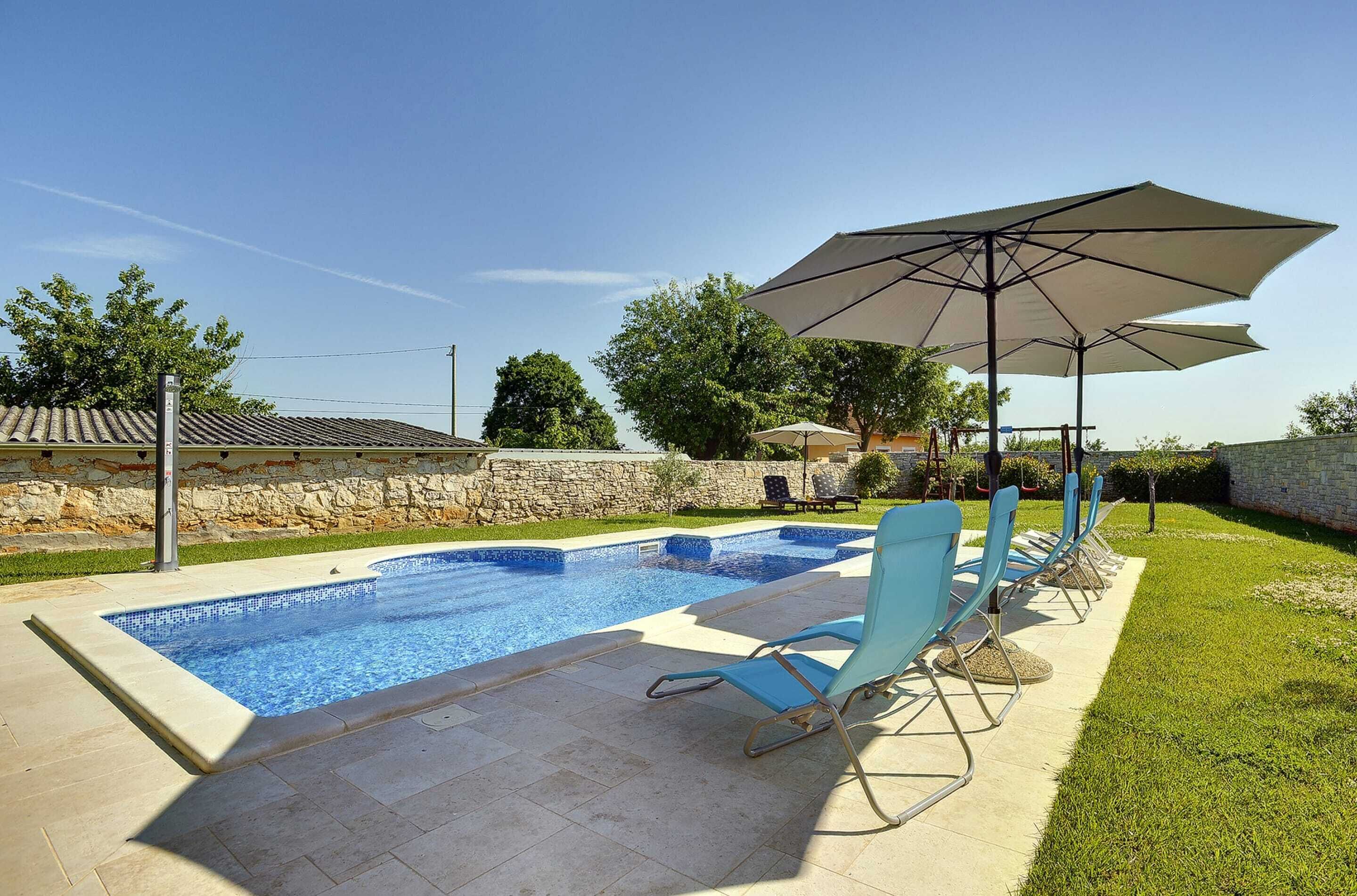 Alberca techada y alberca al aire libre