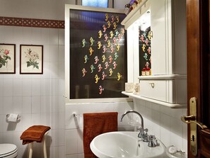 Shower, towels - Lovely Apartment on a Panoramic Position With Lots of Nice Garden Corners (Massa Lubrense)