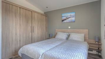 3 bedrooms, individually furnished, WiFi, bed sheets