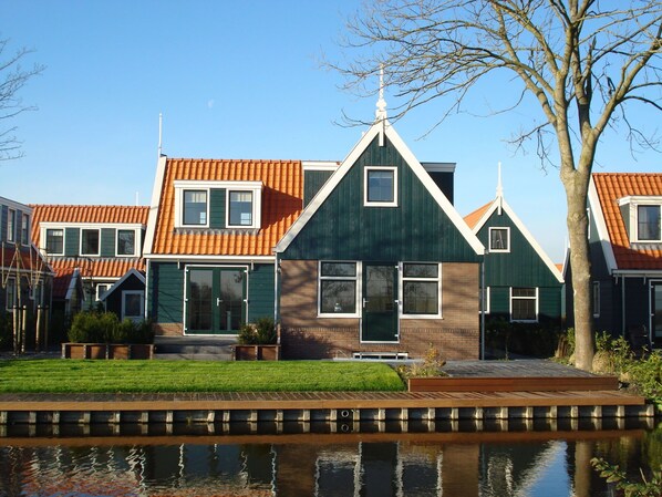 Exterior - Holiday Home Built in Zaanse Style, Near Alkmaar (West-Graftdijk)
