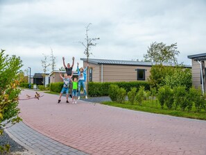 Chalet | Property grounds - Modern Chalet With Dishwasher on the Markermeer (Bovenkarspel)