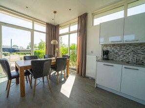 Fridge, microwave, dishwasher, coffee/tea maker - Comfy Chalet with Dishwasher near Nature Reserve (Linden)