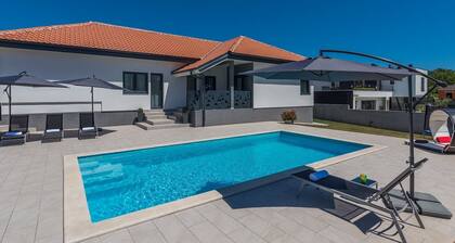 New and Modern Villa With Private Pool and Summer Kitchen in Central Istria