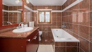 Bathtub, hair dryer, towels - Renovated Stone Villa With Private Pool in Central Istria (Pazin)