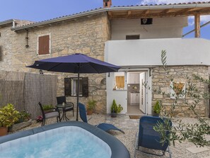 Balcony - Apartment in Central Istria With Whirlpool for up to 4 People (Kanfanar)