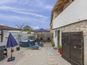 Exterior - Apartment in Central Istria With Whirlpool for up to 4 People (Kanfanar)