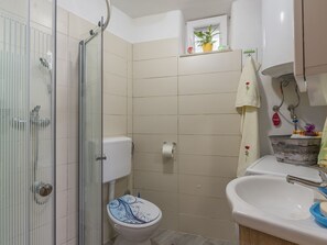 Shower, hair dryer, towels - Apartment in Central Istria With Whirlpool for up to 4 People (Kanfanar)