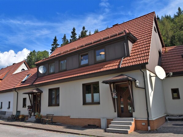 Exterior - Quaint Holiday Home in Schmiedefeld near Forest (Suhl)