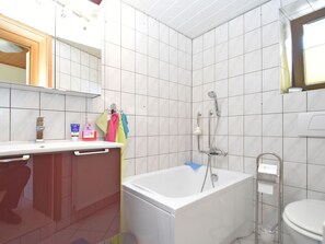 Combined shower/bathtub - Quaint Holiday Home in Schmiedefeld near Forest (Suhl)