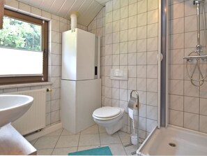 Combined shower/tub - Quaint Holiday Home in Schmiedefeld near Forest (Suhl)