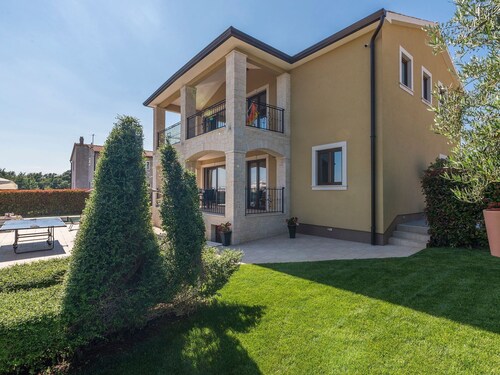 Newly Built 4 Bedrooms Holiday House With Pool, Fully Air-conditioned, Garden